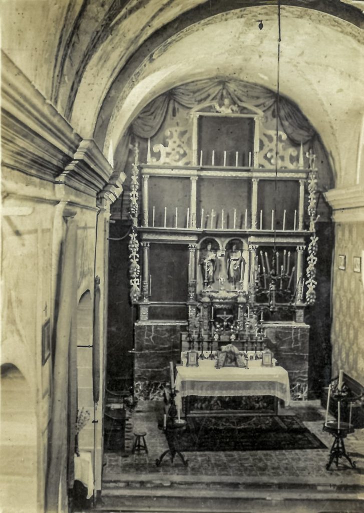 Altar i retaule major de Sant Genís dels Agudells abans de 1936. Arxiu. Jordi Vila Traguany